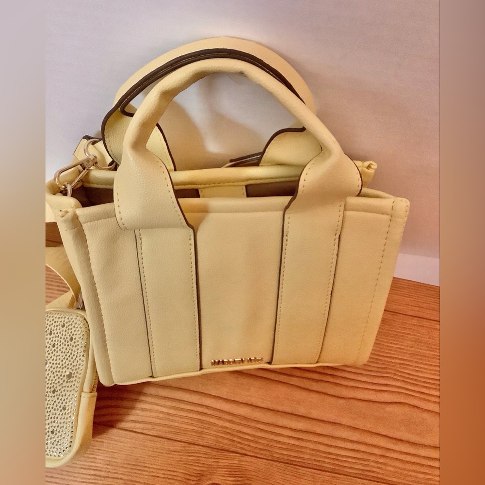 NWOT. Madden NYC Crossbody Handbag - Picture 3 of 7